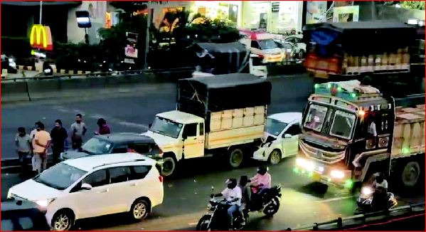 વાપી હાઈવે બ્રિજ પર ચાર વાહનો ઍકસાથે અથડાયા