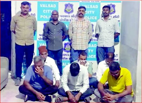 તિથલમાં પોલીસે છાપો મારતાં ૬ જુગારીયાઅો રંગેહાથ ઝડપાયા