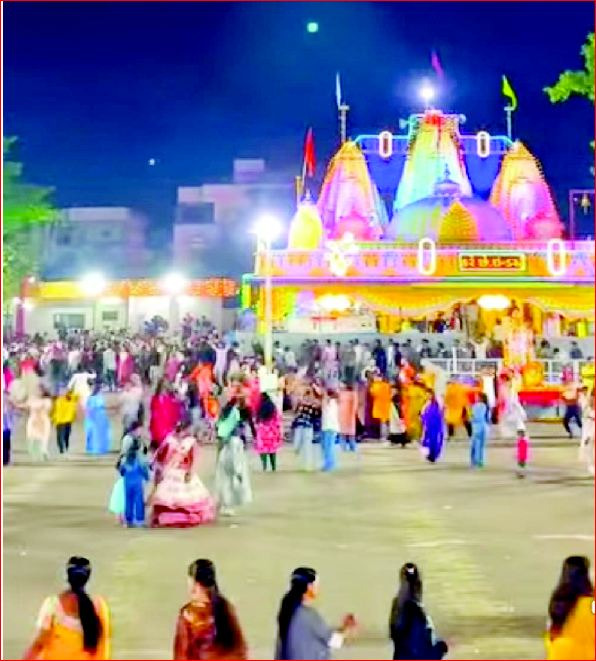 વાપી અંબામાતા મંદિરના ચોકમાં હજારો ખેલૈયા મન મુકી ગરબે ઘૂમ્યા