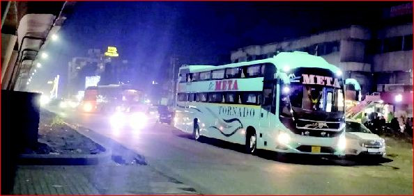 વાપીમાં હાઈવે સર્વિસ રોડ પર લક્ઝરી બસોનું બેફામ ર્પાકિંગ
