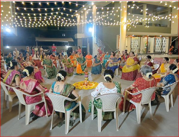 વલસાડની ઈર્મા સોસાયટીમાં વડીલ બહેનોઍ બેઠા ગરબાની અનોખી પરંપરા