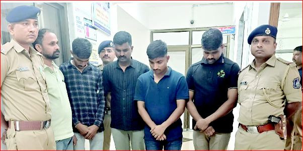 ઍîધલથી વિદેશી દારૂની ખેપ મારતા સુરતના ૪ પોલીસકર્મી ઝડપાયા