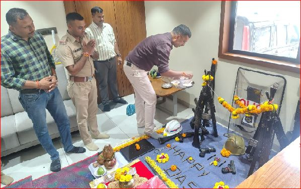 વાપી ટાઉન પોલીસ દ્વારા દશેરા નિમિત્તે શસ્ત્ર પૂજન કરાયું