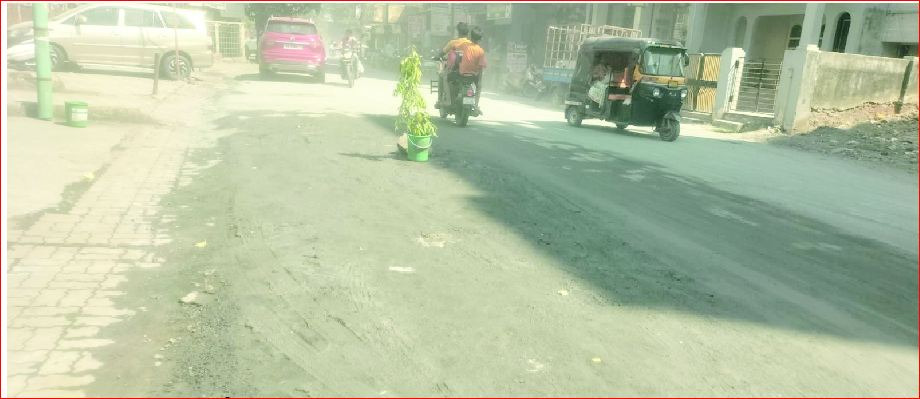 વાપીના નવા ડામરરોડ પર પાણીનો છંટકાવ થતાં રસ્તો ખરાબ થવાની ભીતિ