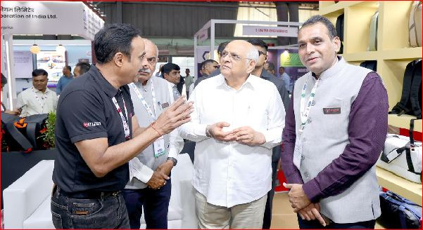 ઉમરગામની કંપનીઓના સ્ટોલની  મુખ્યમંત્રીઍ મુલાકાત લીધી